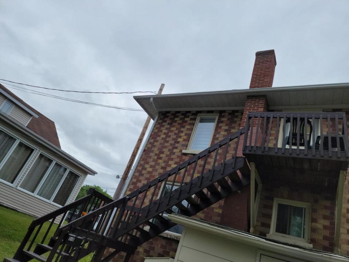 Quiet Cozy Apartment Next To Highway Wifi+Netflix 에드먼스턴 외부 사진