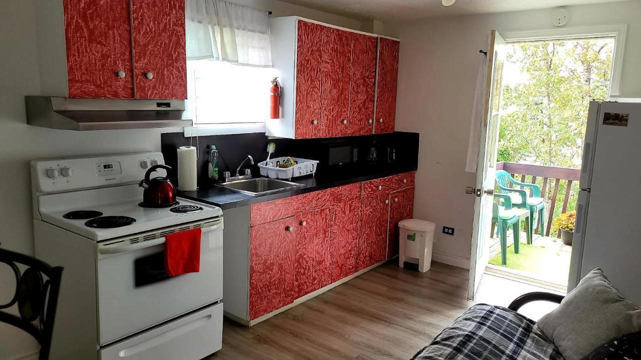 Quiet Cozy Apartment Next To Highway Wifi+Netflix 에드먼스턴 외부 사진