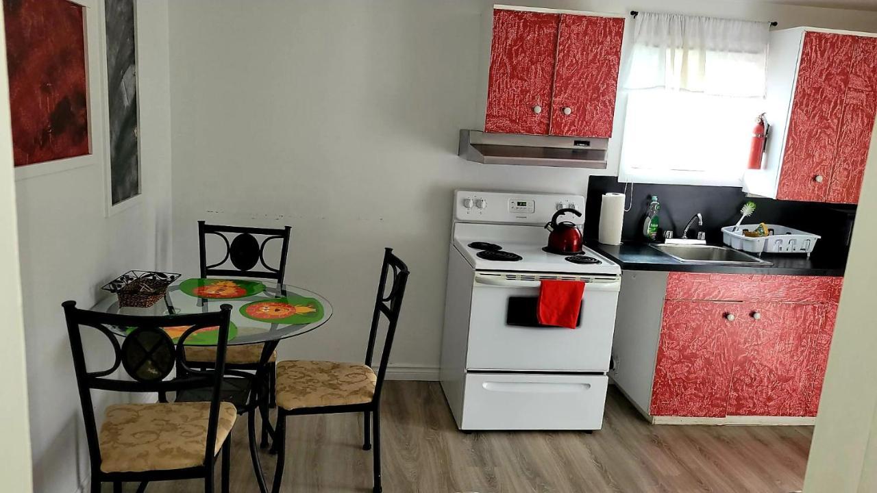 Quiet Cozy Apartment Next To Highway Wifi+Netflix 에드먼스턴 외부 사진