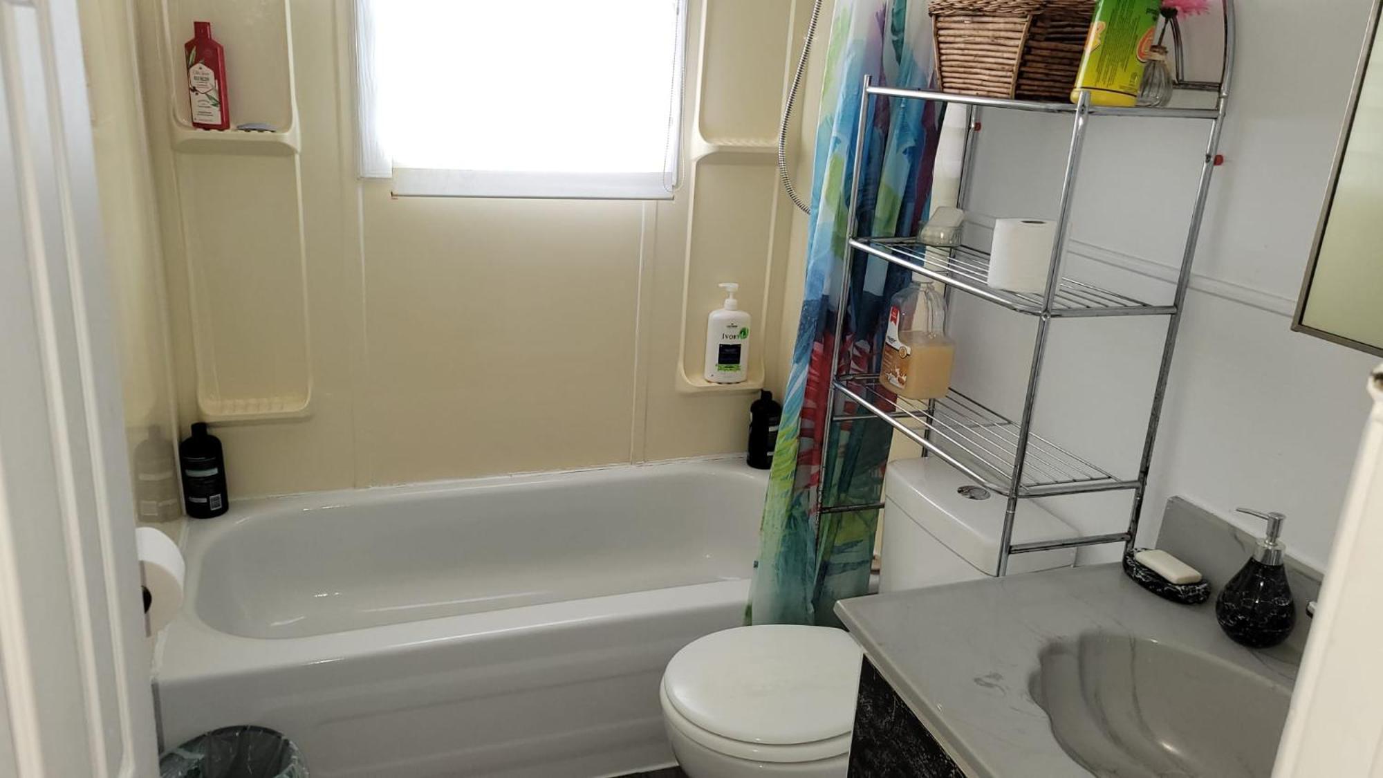 Quiet Cozy Apartment Next To Highway Wifi+Netflix 에드먼스턴 외부 사진