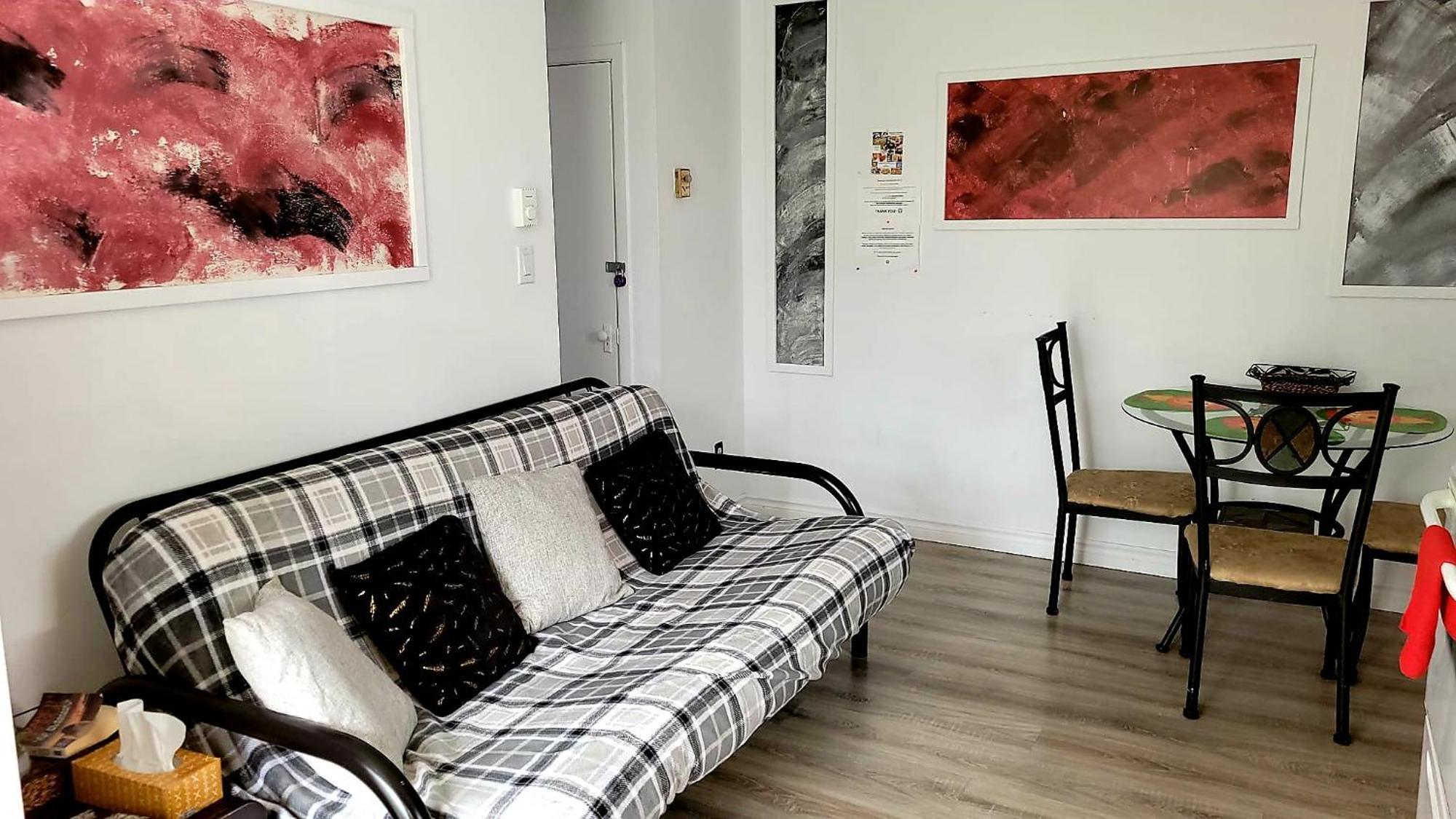 Quiet Cozy Apartment Next To Highway Wifi+Netflix 에드먼스턴 외부 사진