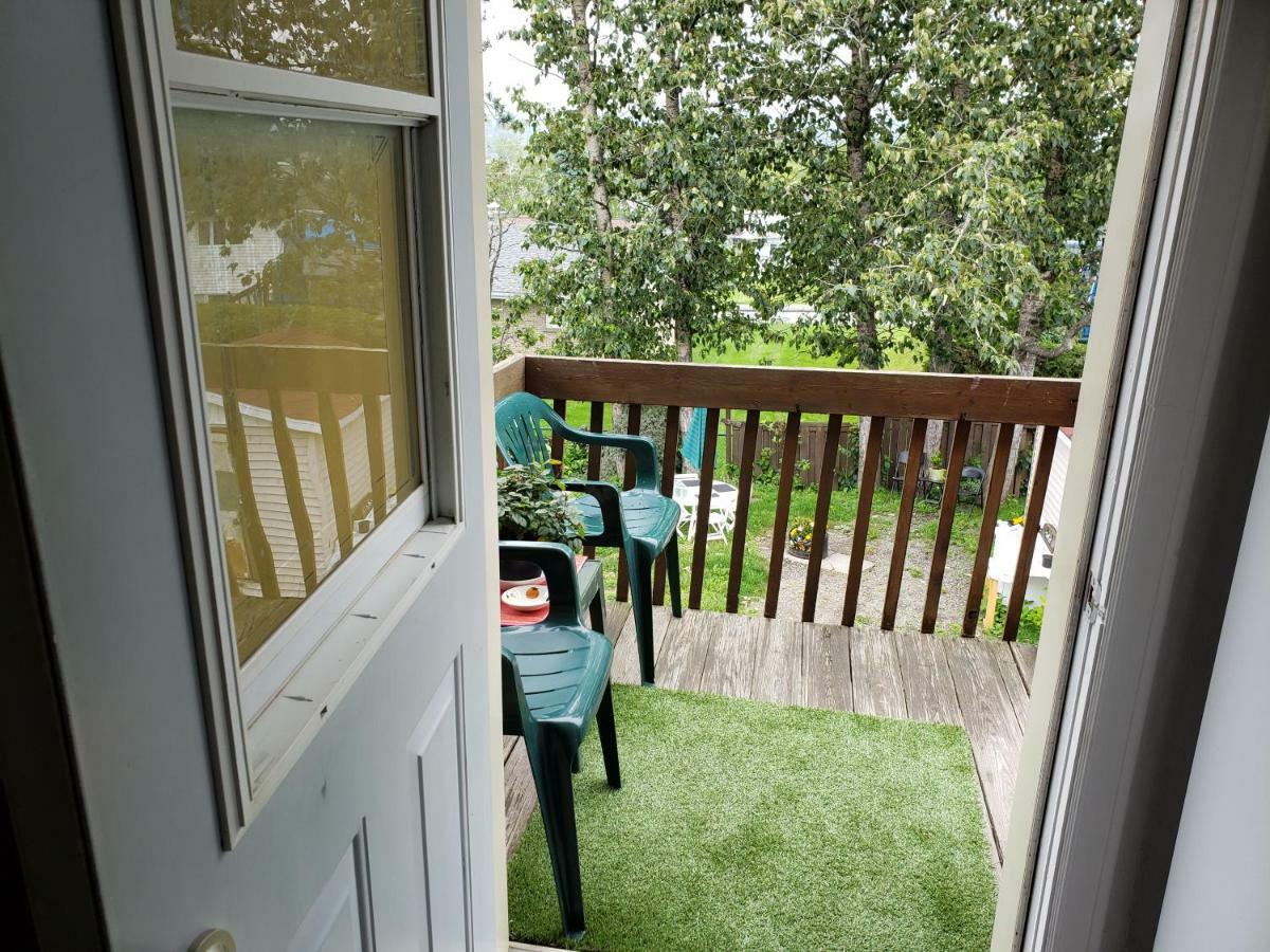 Quiet Cozy Apartment Next To Highway Wifi+Netflix 에드먼스턴 외부 사진